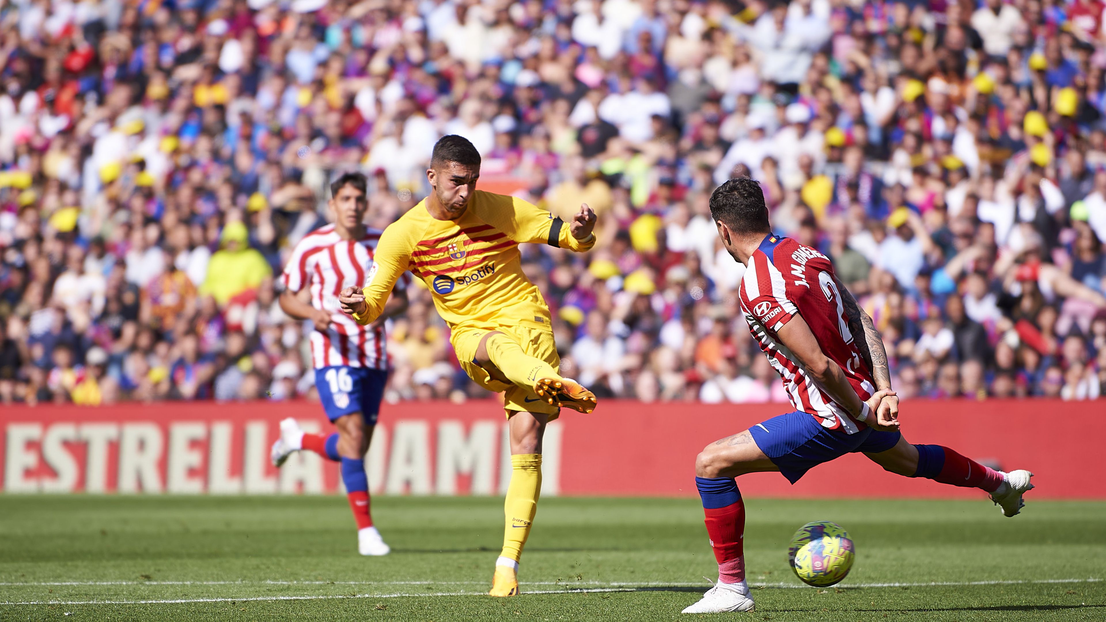 Nagy csatát vívott egymással az Atlético Madrid és a Barcelona, a rangadót végül Ferran Torres lövése döntötte el.