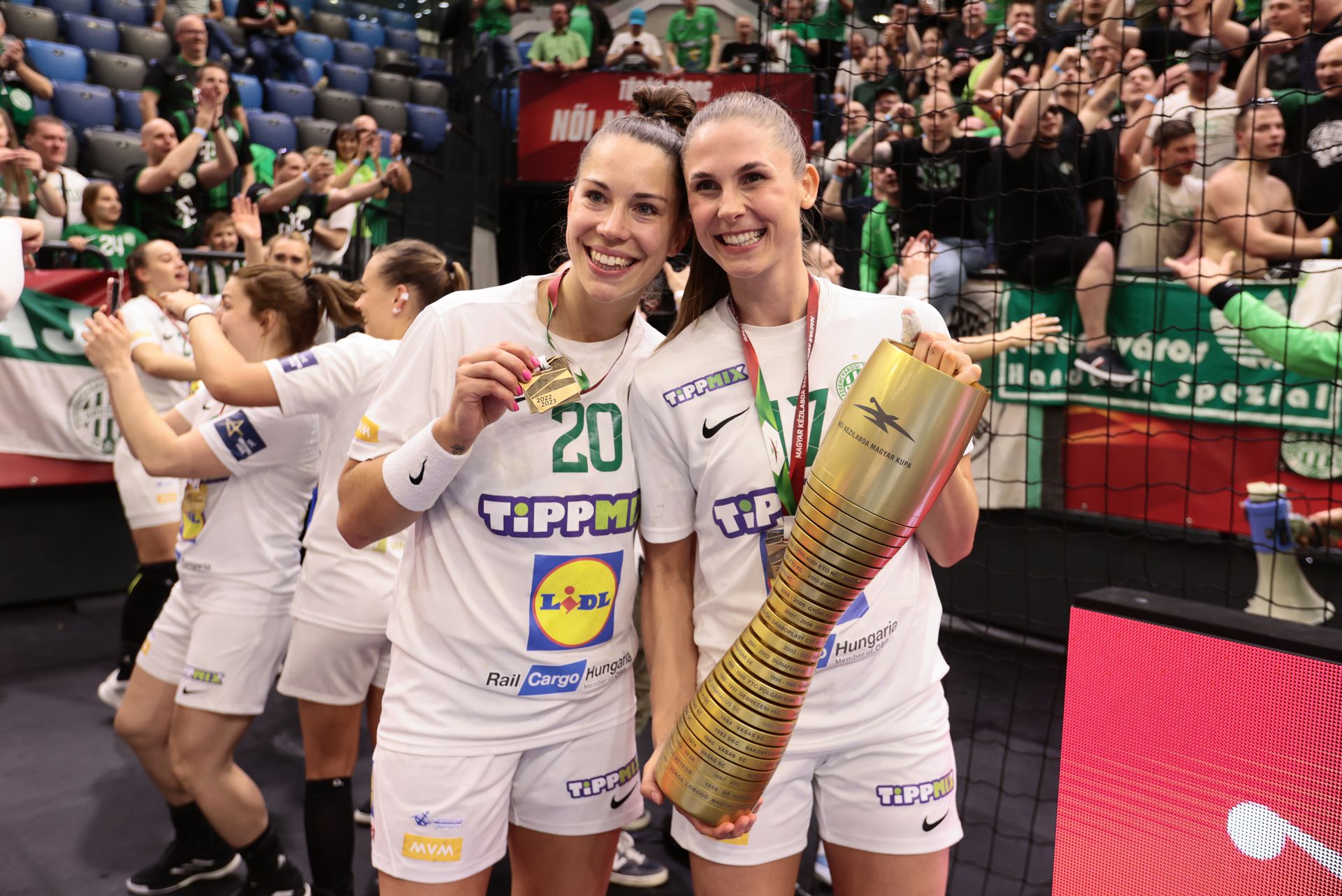 Emily Bölk (balra) és Alicia Stolle boldogan mosolyoghatott a Győr elleni finálé után. Fotó: Czerkl Gábor