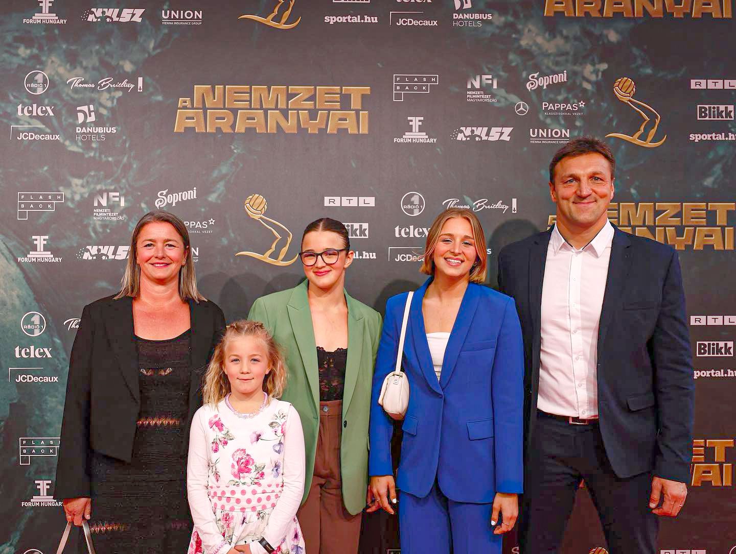 Kiss Gergely a feleségével, Valkai Annával (balról) és lányaival, Olíviával, Patríciával és Viktóriával nézte meg A nemzet aranyai című produkciót – tetszett nekik / Fotó: Instagram