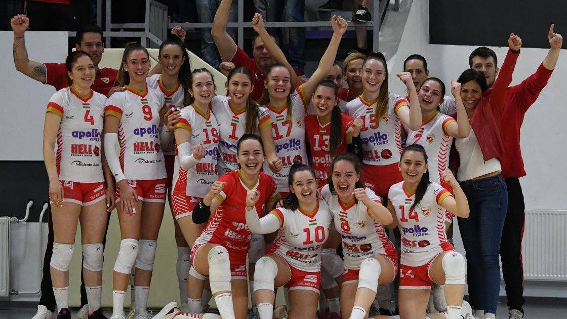 A diósgyőri csapat boldogsága érthető: visszajutott a női röplabda Extraligába. Fotó: dvtk.eu