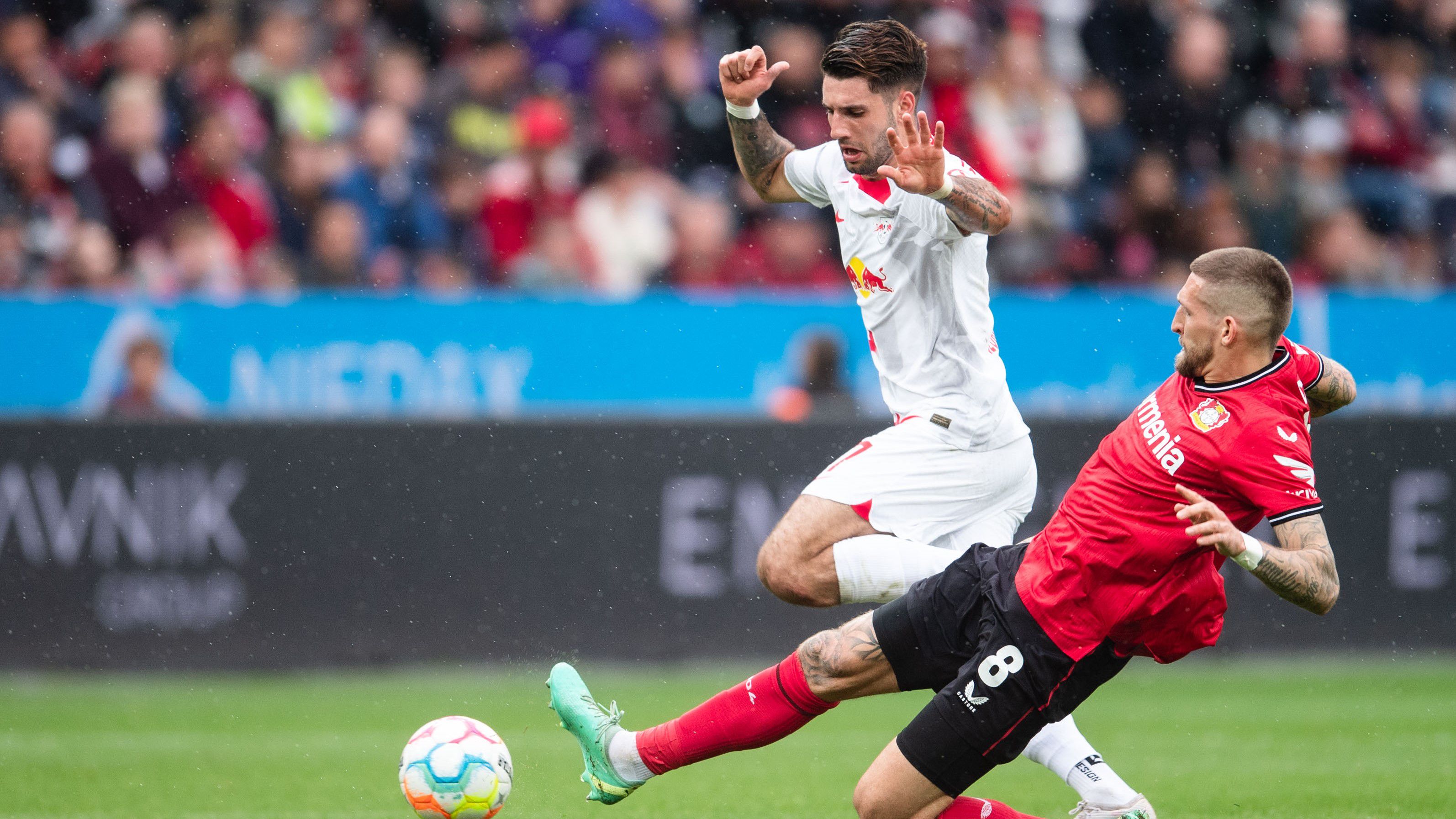 Ezúttal Szoboszlai Dominik sem tudott segíteni a Lipcsének, a magyar középpályást a 86. percben második sárga lappal állította ki a játékvezető. A Leverkusen otthonában elszenvedett 2–0-ás vereség után a Lipcse az ötödik helyre csúszott vissza.