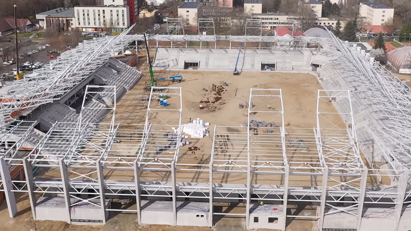 Így épül Magyarország legújabb stadionja – videóval