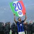Hakan Calhanoglu ünnepli az Inter 20. bajnoki címét