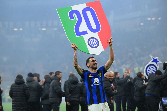 Hakan Calhanoglu ünnepli az Inter 20. bajnoki címét