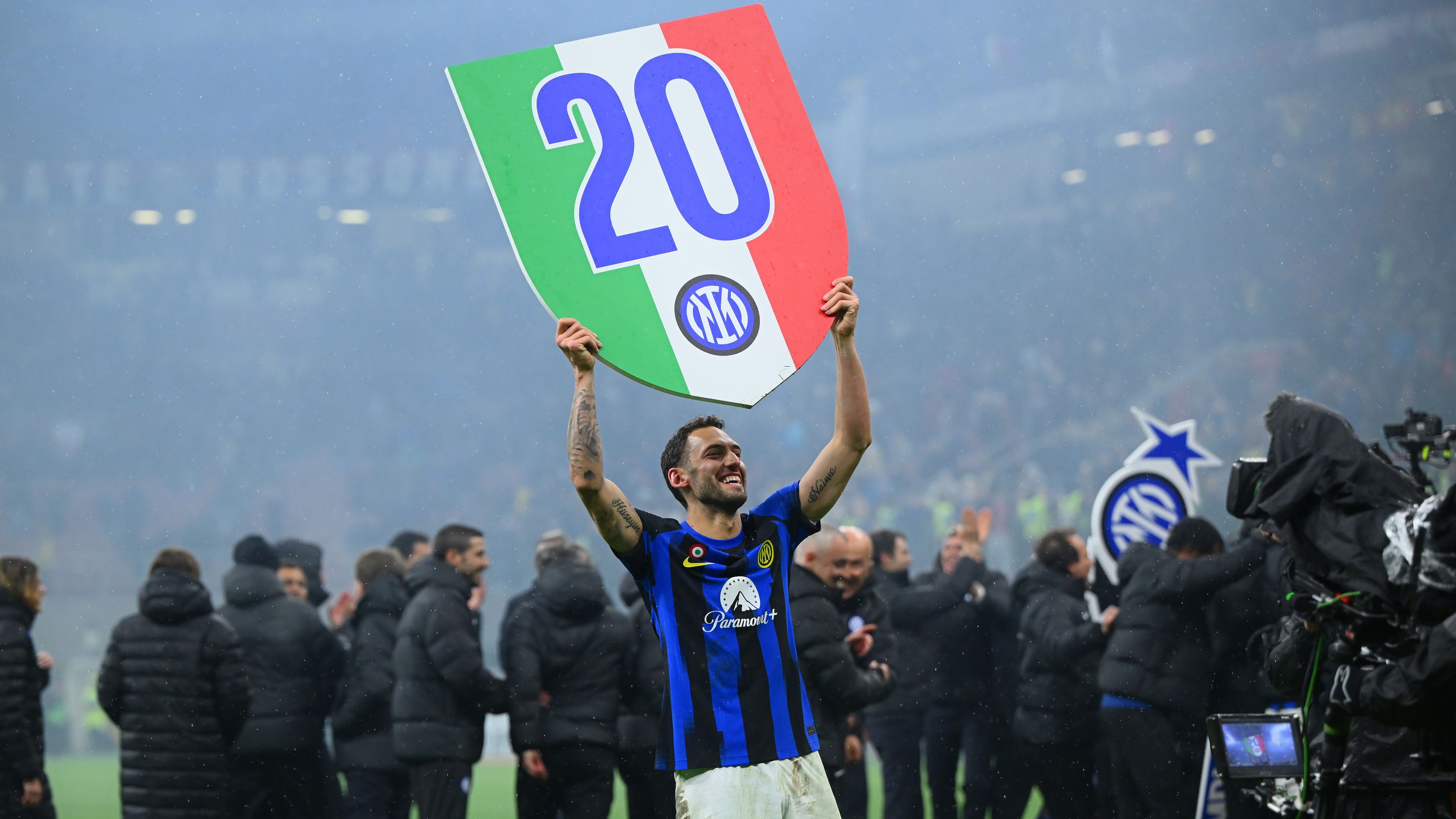 Hakan Calhanoglu ünnepli az Inter 20. bajnoki címét