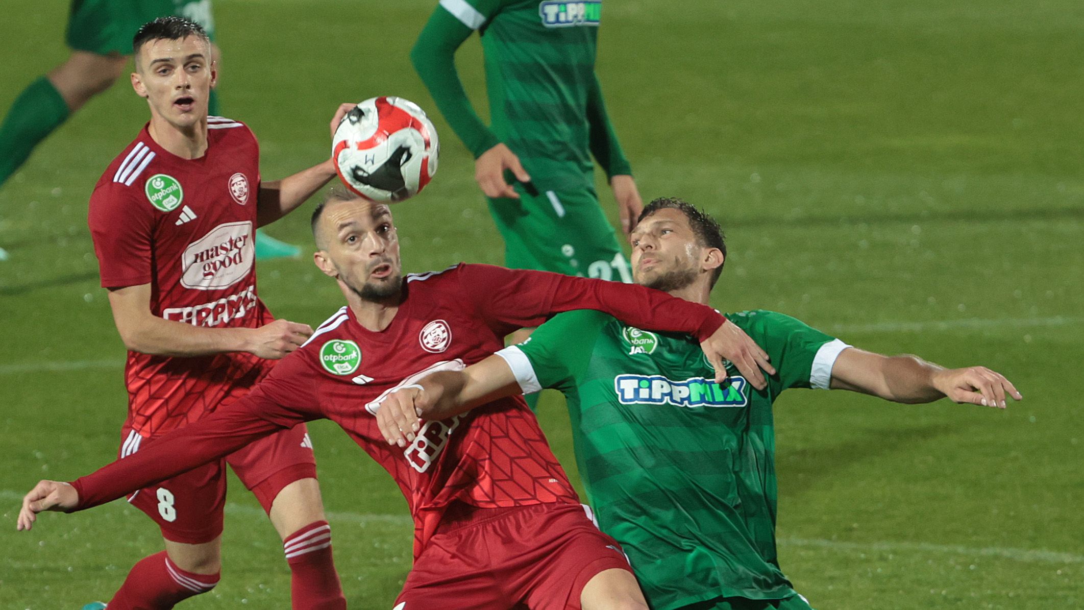 Vécsei Bálint megharcolt a labdákért a Kisvárda ellen (Fotó: Czerkl Gábor)