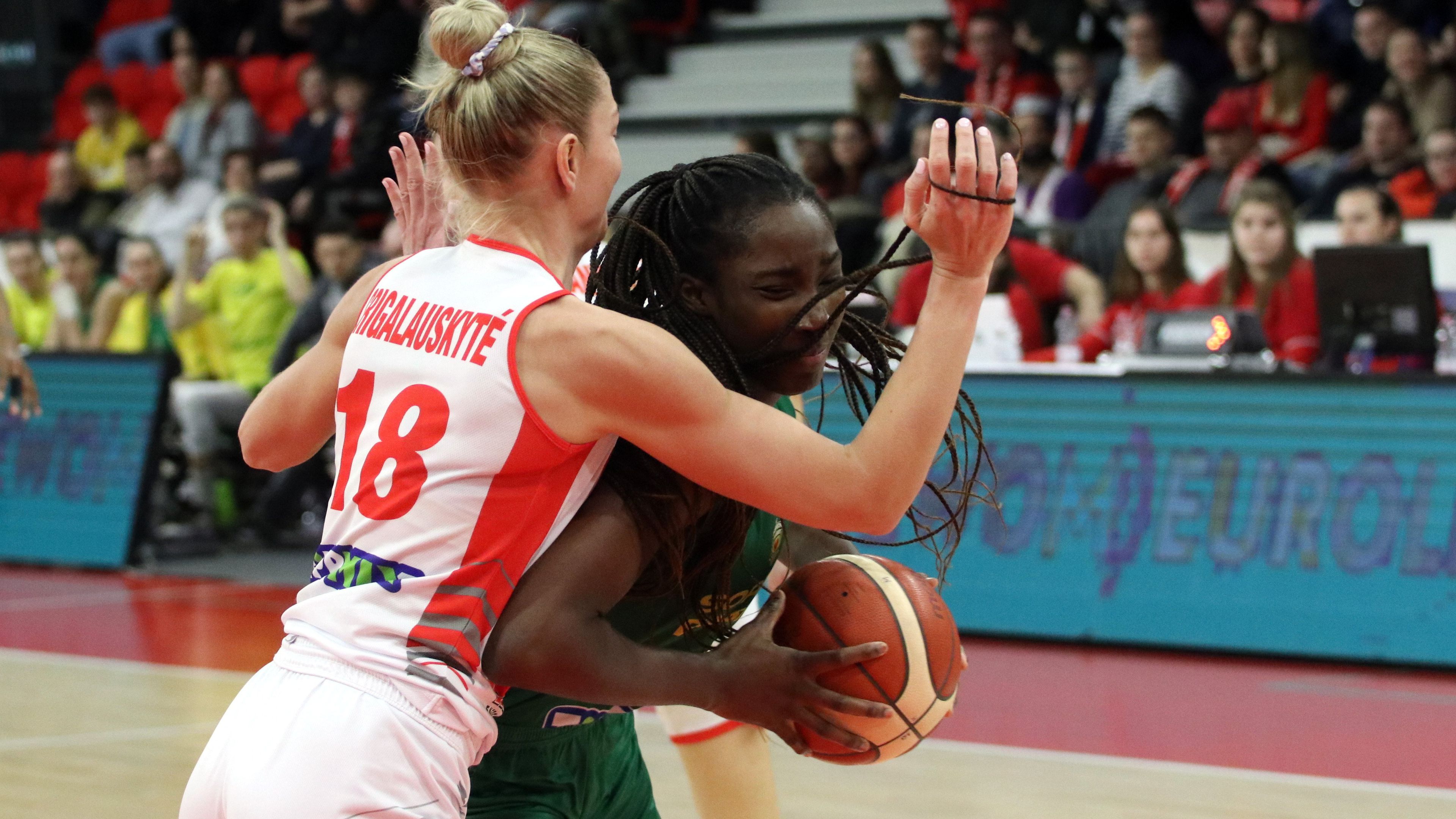 A diósgyőri Monika Grigalauskyte (b) és a soproni Ezi Magbegor a női kosárlabda Euroliga 10. fordulójában játszott DVTK HUN-Therm - Sopron Basket mérkőzésen a diósgyőri DVTK Arénában 2023. január 19-én. MTI/Vajda János