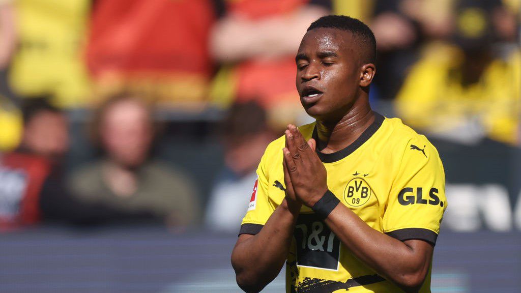Moukokónak nincsenek jó napjai, a Dortmunddal az utolsó fordulóban bukta el a bajnoki címet, most meg ez a gusztustalan rasszista hadjárat,,, (Fotó: Getty Images)