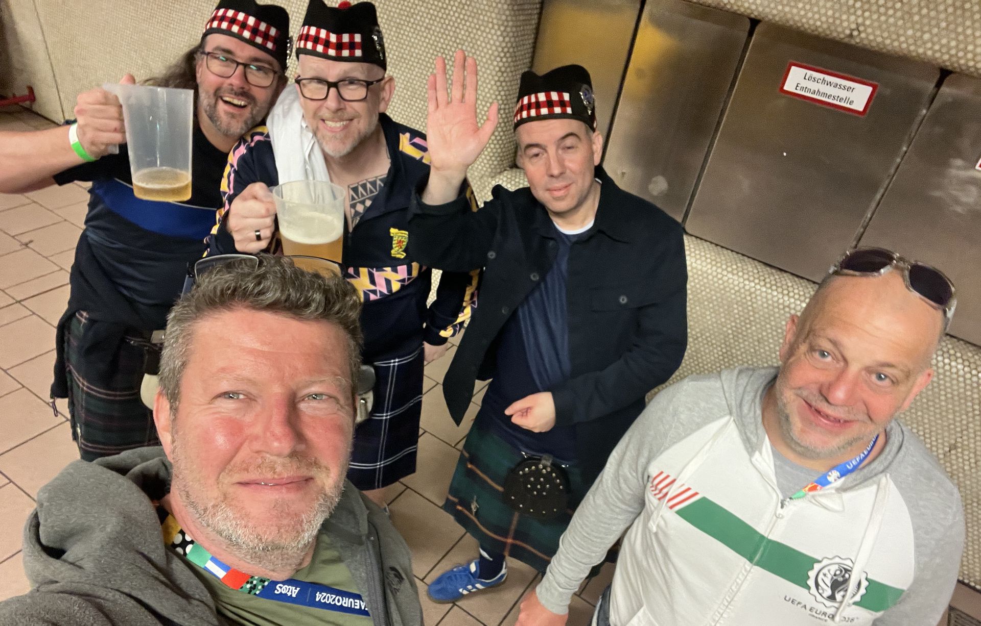 A skót drukkerek a Sportál munkatársainak elmesélték, hogy kedvenceik hogyan győzik le Marco Rossi együttesét vasárnap este – reméljük, nem a próféta szólt belőlük Fotó: Czerkl Gábor