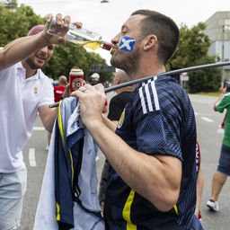 Pálinka itatás és látványos menetelés, így vonultak a magyar drukkerek Stuttgartban – képriport+videó