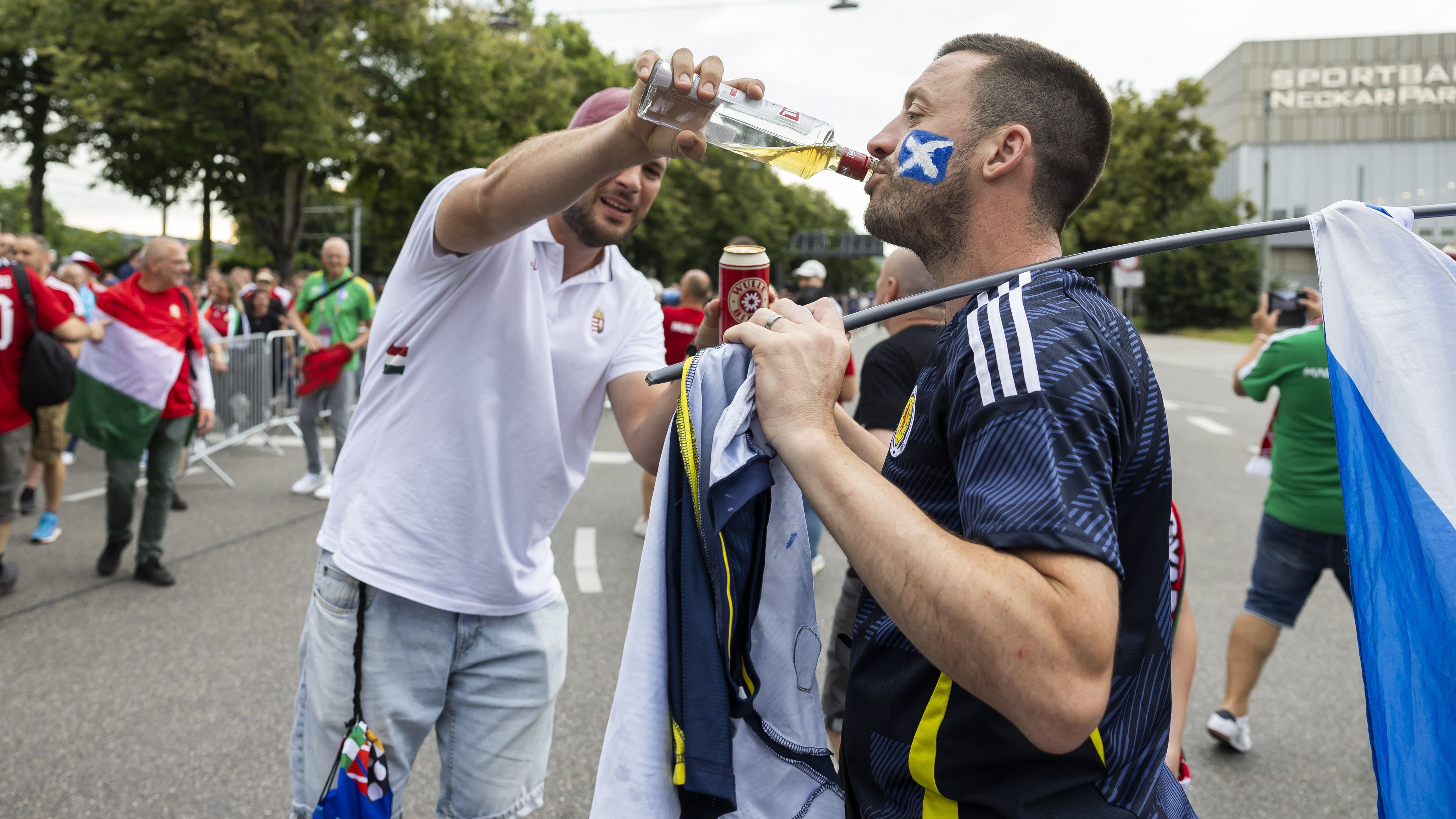 A magyar és a skót drukkerek között szent volt a béke a vasárnap esti meccs előtt Fotó: Czerkl Gábor