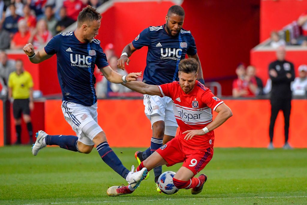 Az argentin Luis Solignac (pirosban) néhány éve az MLS-ben, az első osztályban futballozott, most Pávkovics Bence csapattársa, és nyolc gólnál tart az idényben. (Fotó: Getty Images)