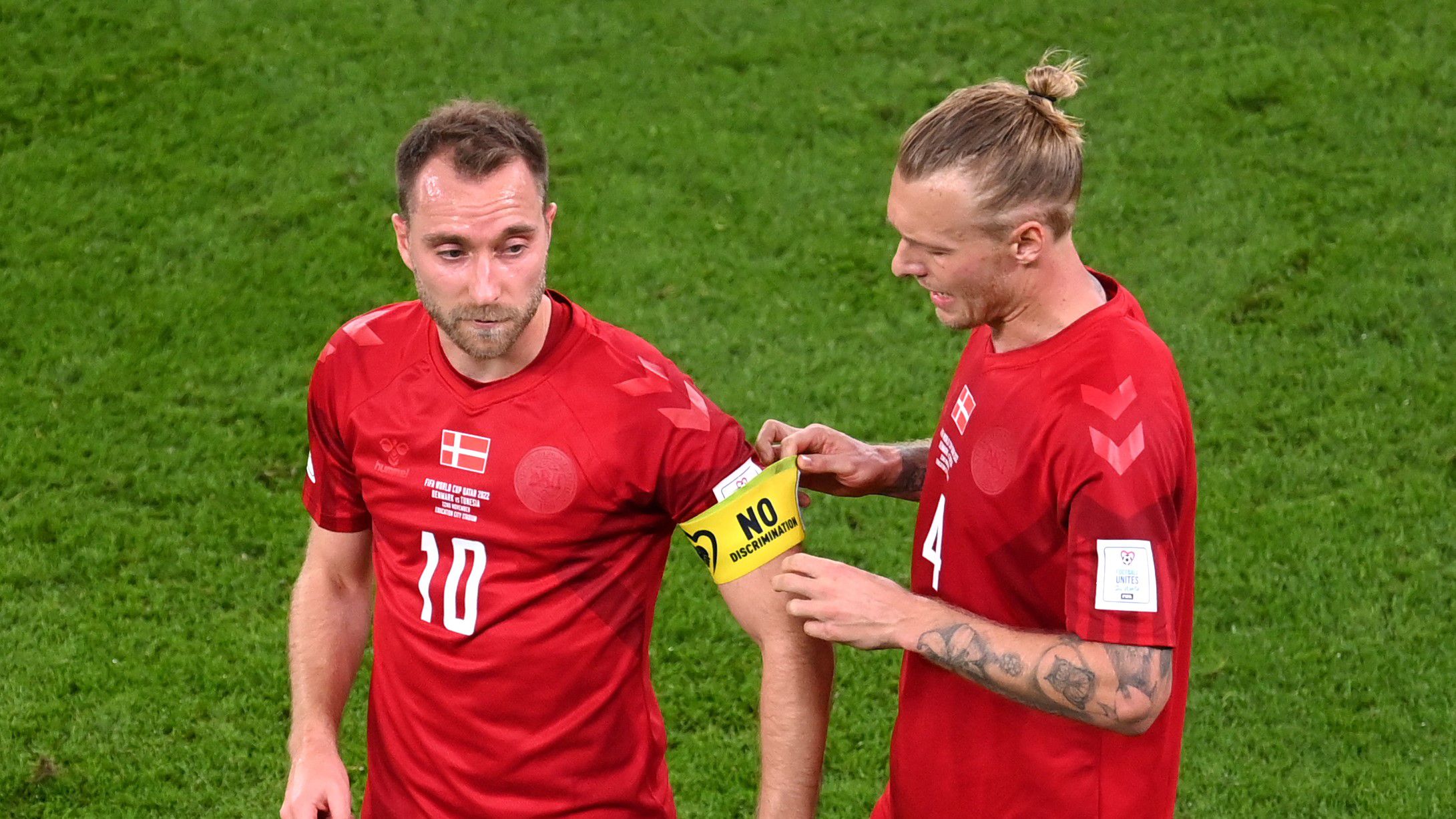 Christian Eriksen vette át a karszalagot Simon Kjaertől