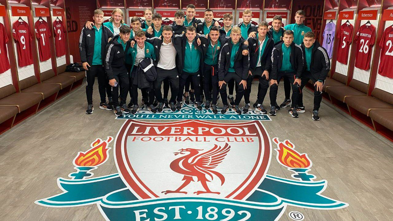 Két Eb-selejtező között az U19-es válogatott a Liverpool öltözőjében is járt