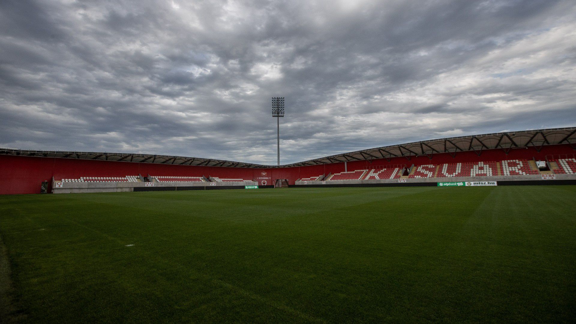 A Várkerti Stadion gyepszőnyege felújításra szorul, ezért október 1-jén a Szusza Ferenc Stadionban rendezik meg a Kisvárda–Újpest bajnokit. Fotó: Blikk