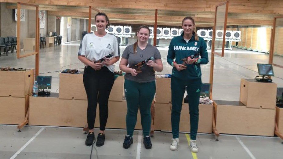 Major Veronika (középen) nyerte a 25 méter pisztoly versenyszámát (Fotó: Facebook/Hungarian Shooting Federation)