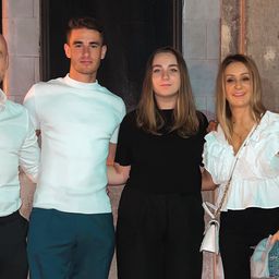 „Szeretnek otthon, szeretnek Újpesten, vannak barátaim, ez nekem bőven elég” – ünnepi beszélgetés az ötvenéves Kovács Zoltánnal – videóval