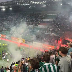 Óriási balhé Bolláék meccsén, gyerekek közé dobtak petárdákat az ultrák