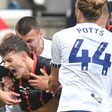 Meccs közben harapták meg a Liverpool játékosát: Kicsit megrendült