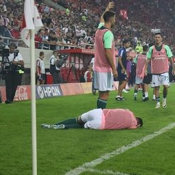 Petárdával dobták meg Kleinheisler csapattársát, félbeszakadt a derbi