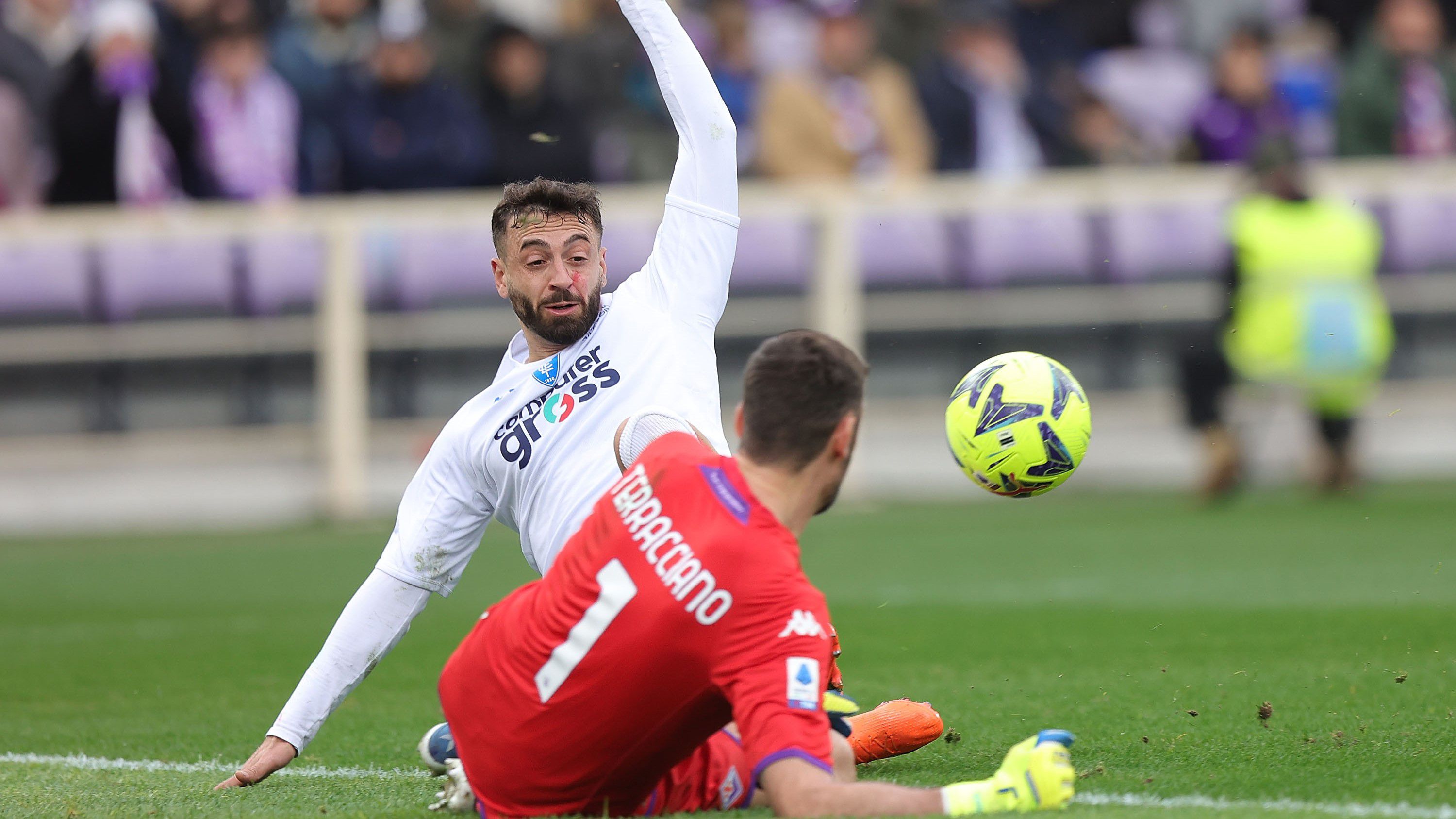 Francesco Caputo (fehérben) laza mozdulattal perdített a Fiorentina kapujába