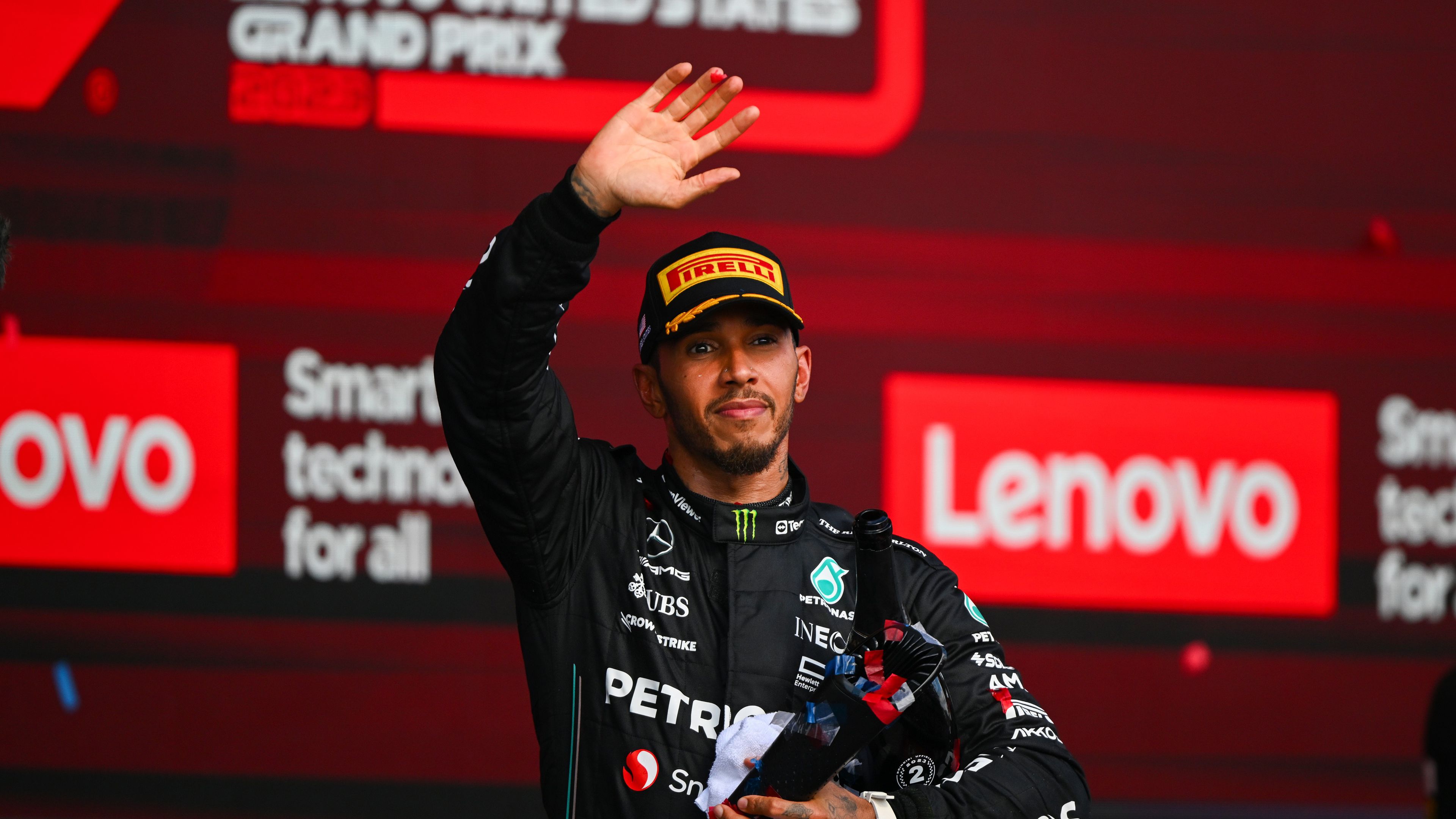 Lewis Hamiltont megfosztották a második helyezettnek járó trófeától...