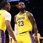 LeBron James a fiával együtt írt történelmet; a címvédő Celtics erődemonstrációt tartott a szezonnyitón