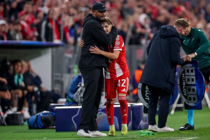 Vincent Kompany gratulál Lennart Karlnak