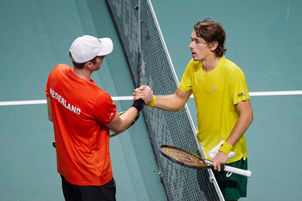 Alex de Minaur of Australia és Botic van de Zandschulp az ausztrál-holland mérkőzésen (Fotó: Getty Images/Fran Santiago)