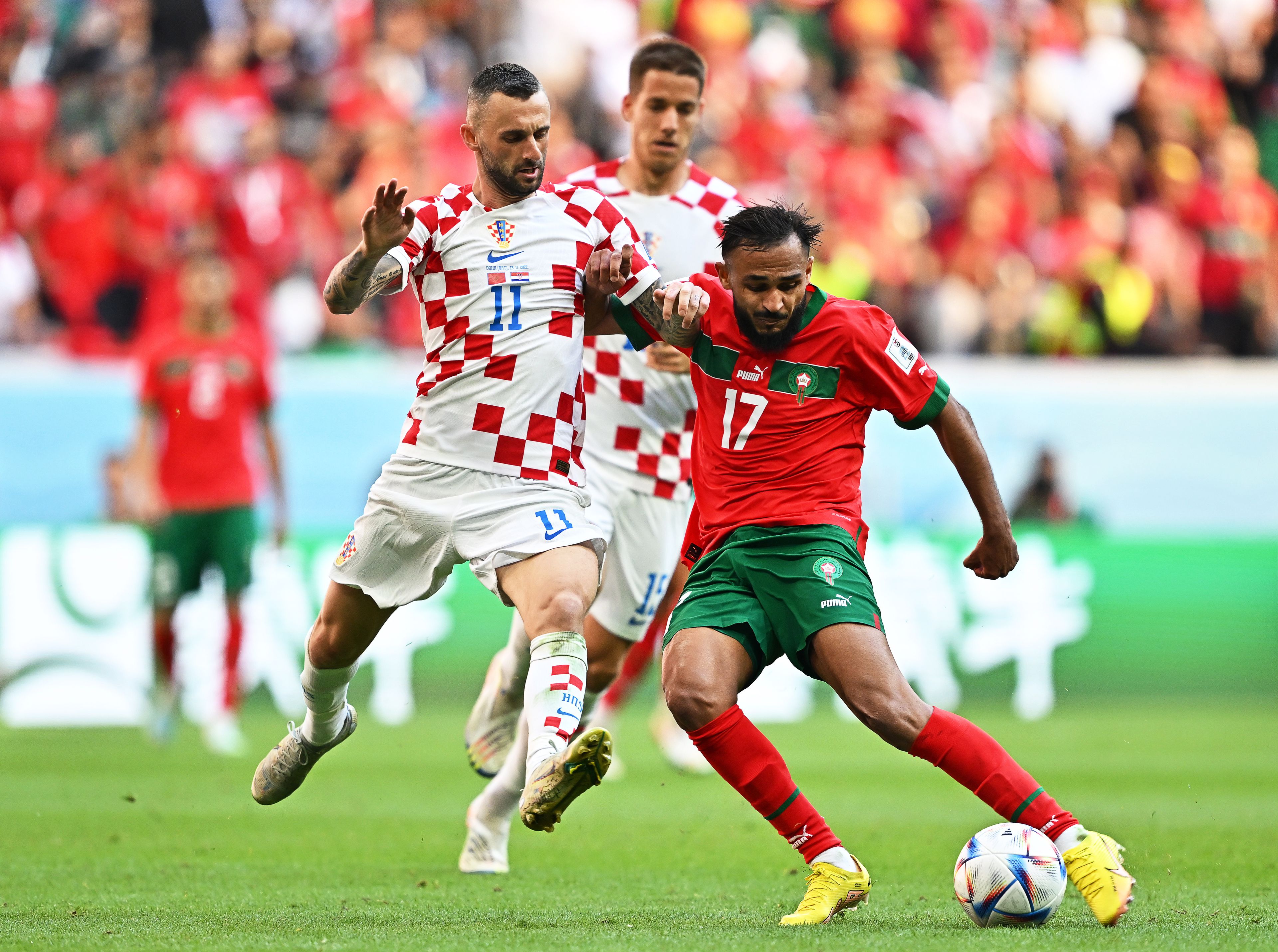 Brozovic és Bufal küzdelme a labdáért a Marokkó–Horvátország világbajnoki meccsen (Fotó: EPA/Noushad Thekkayil)