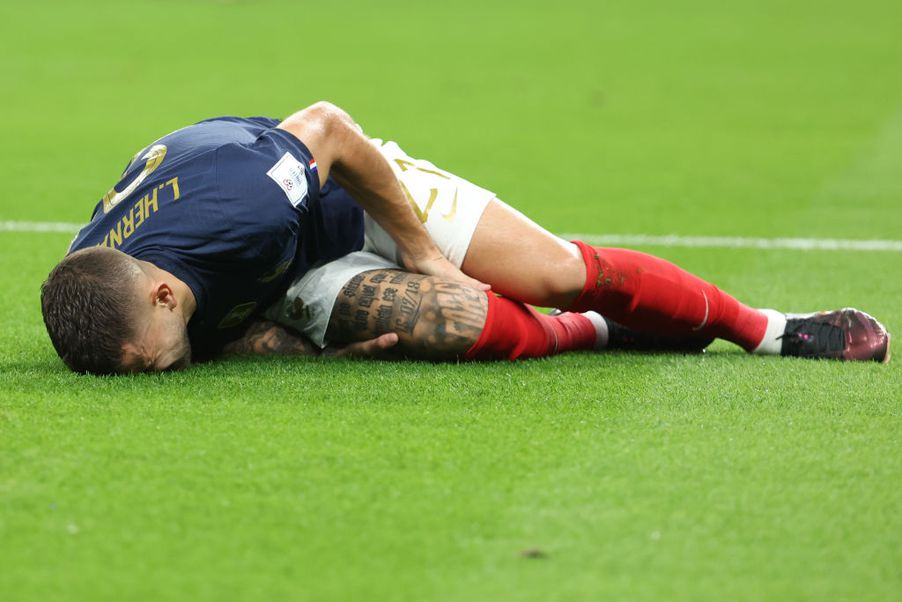 A francia válogatott védője, Lucas Hernandez súlyos sérülést térdsérülést szenvedett, véget ért a vb-je (Fotó: Getty Images/Jean Catuffe