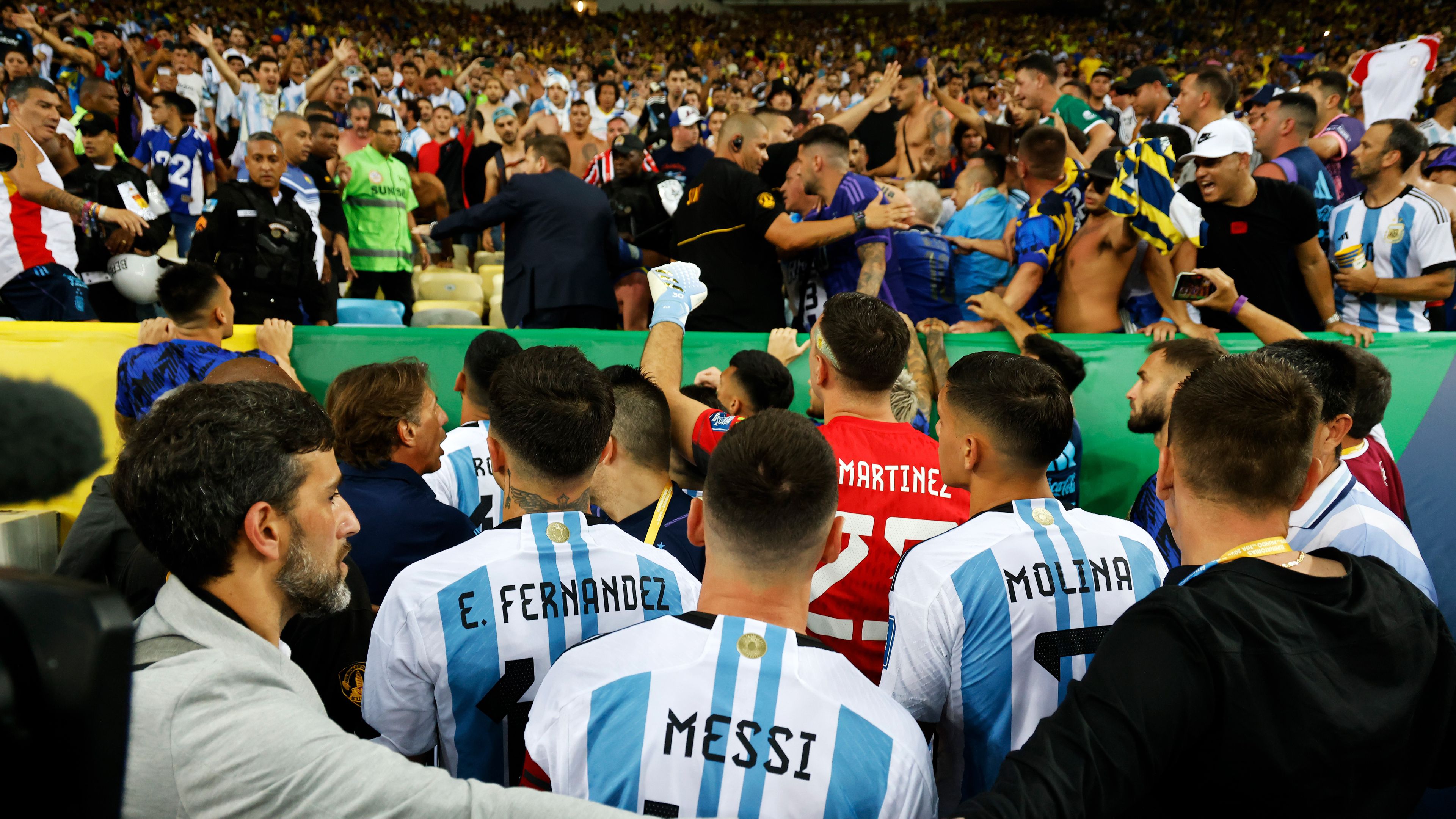 Fél órás csúszással kezdődhetett csak el a brazil–argentin vb-selejtező, mert a vendégdrukkerek összecsaptak a hazaiakkal