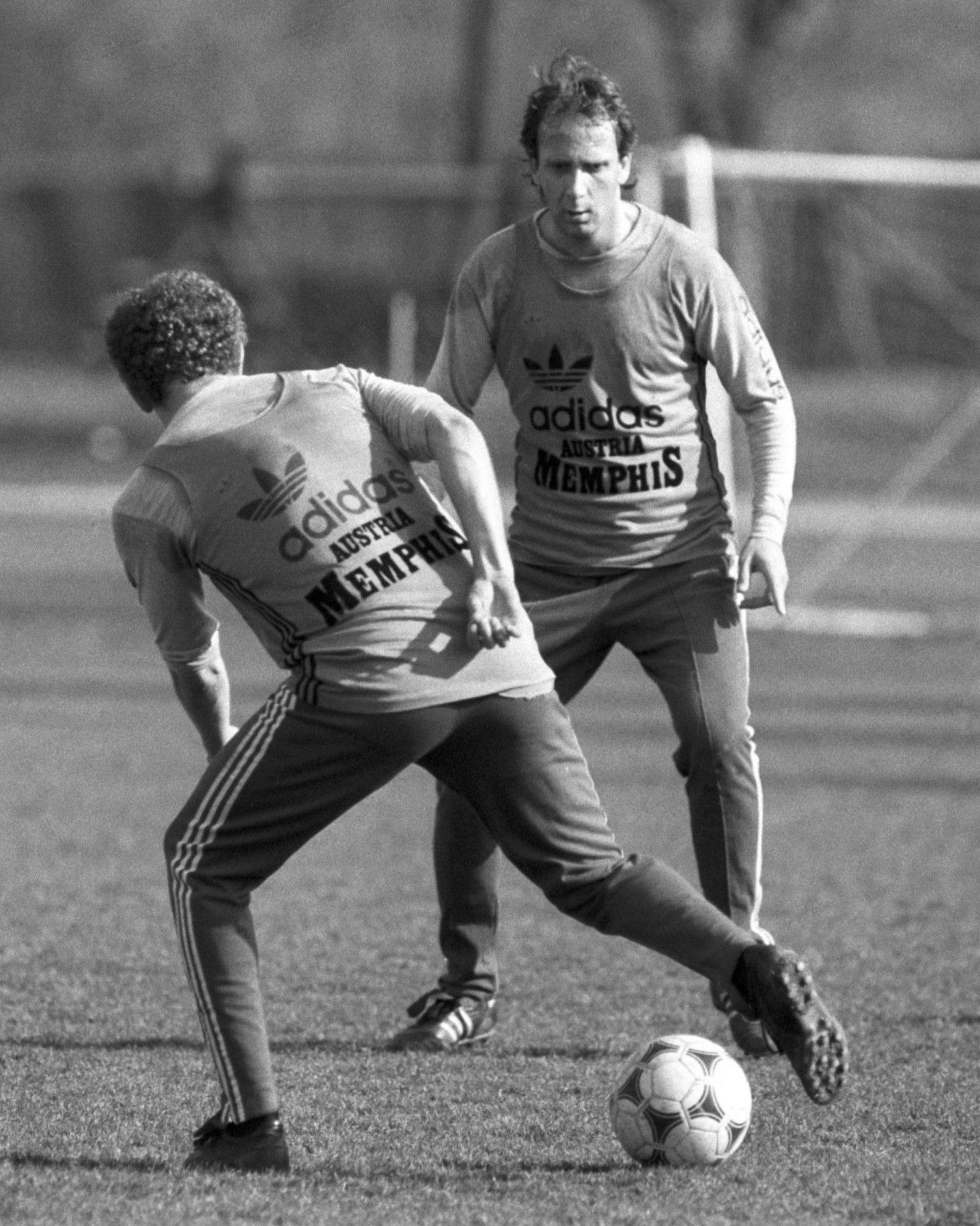 Egy 1987-es képen Nyilasi próbálja edzésen a cselező Prohaskát megállítani (Fotó: MTI/Németh Ferenc)
