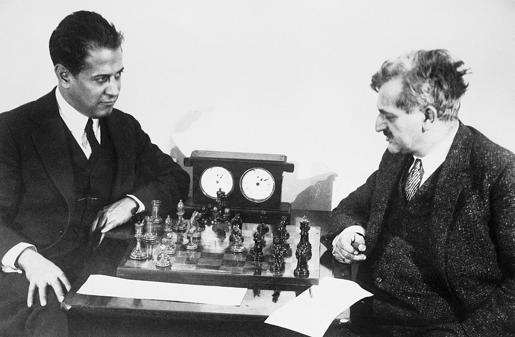 Emanuel Lasker és José Raúl Capablanca egymás ellen. A német (jobbra) őrízte legtovább a címet, a kubai viszont a vb-történet első 86 évének egyetlen nem európai világbajnoka volt (A kép egy moszkvai versenyen készült, Fotó: Getty Images)