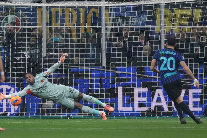 Mike Maignan ismét tizenegyest fogott