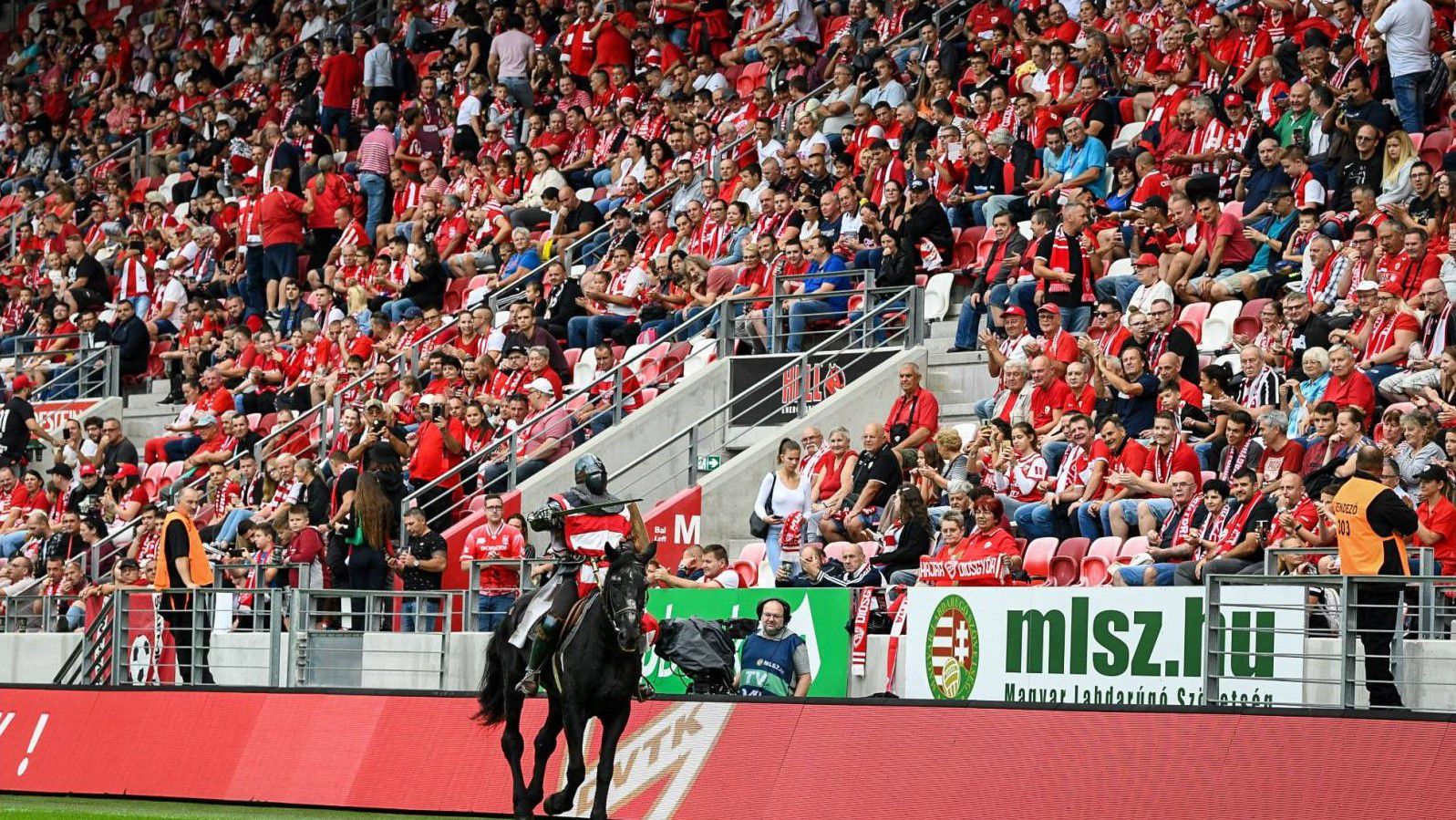 Állandó műsorelem a hazai mérkőzések előtt a diósgyőri lovag ügetése az oldalvonal mellett. (Fotó: dvtk.eu)