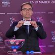 Laurent Morel, az UEFA futsal szakágának vezetője Magyarország szelvényét mutatja a márciusi női futsal Európa-bajnokság négyes döntőjének sorsolásán (Fotó: MTI/Czeglédi Zsolt)