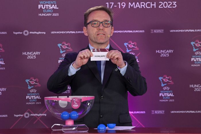 Laurent Morel, az UEFA futsal szakágának vezetője Magyarország szelvényét mutatja a márciusi női futsal Európa-bajnokság négyes döntőjének sorsolásán (Fotó: MTI/Czeglédi Zsolt)