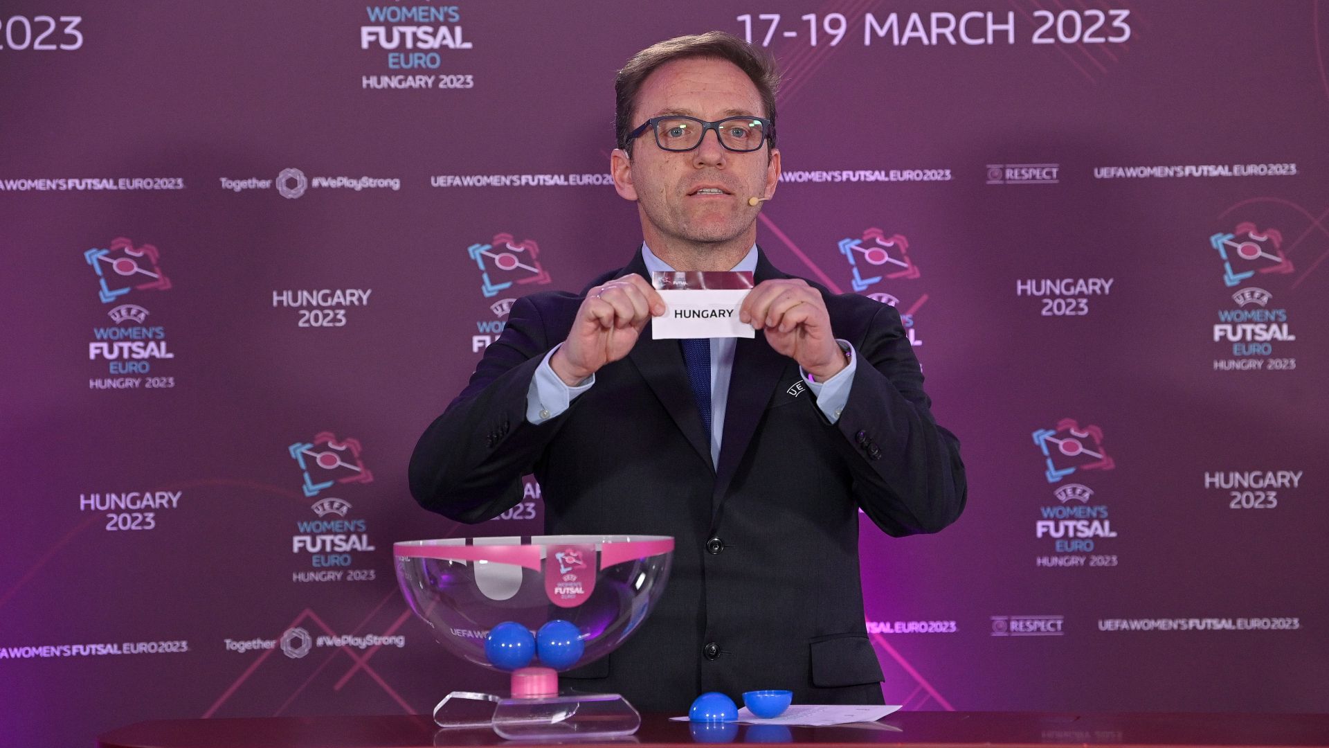 Laurent Morel, az UEFA futsal szakágának vezetője Magyarország szelvényét mutatja a márciusi női futsal Európa-bajnokság négyes döntőjének sorsolásán (Fotó: MTI/Czeglédi Zsolt)