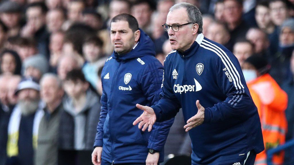 Marcelo Bielsa (jobbra) legutóbb a Leeds Unitednél dolgozott, az angol sajtó szerint hamarosan a liverpooli csapatnál köthet ki. (Fotó: Getty Images)