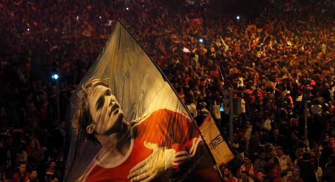 2017: bajnok lett a Benfica. Az ünneplő szurkolók akkor sem feledkeztek meg Mikiről (Fotó: twitter.com/Benfica)