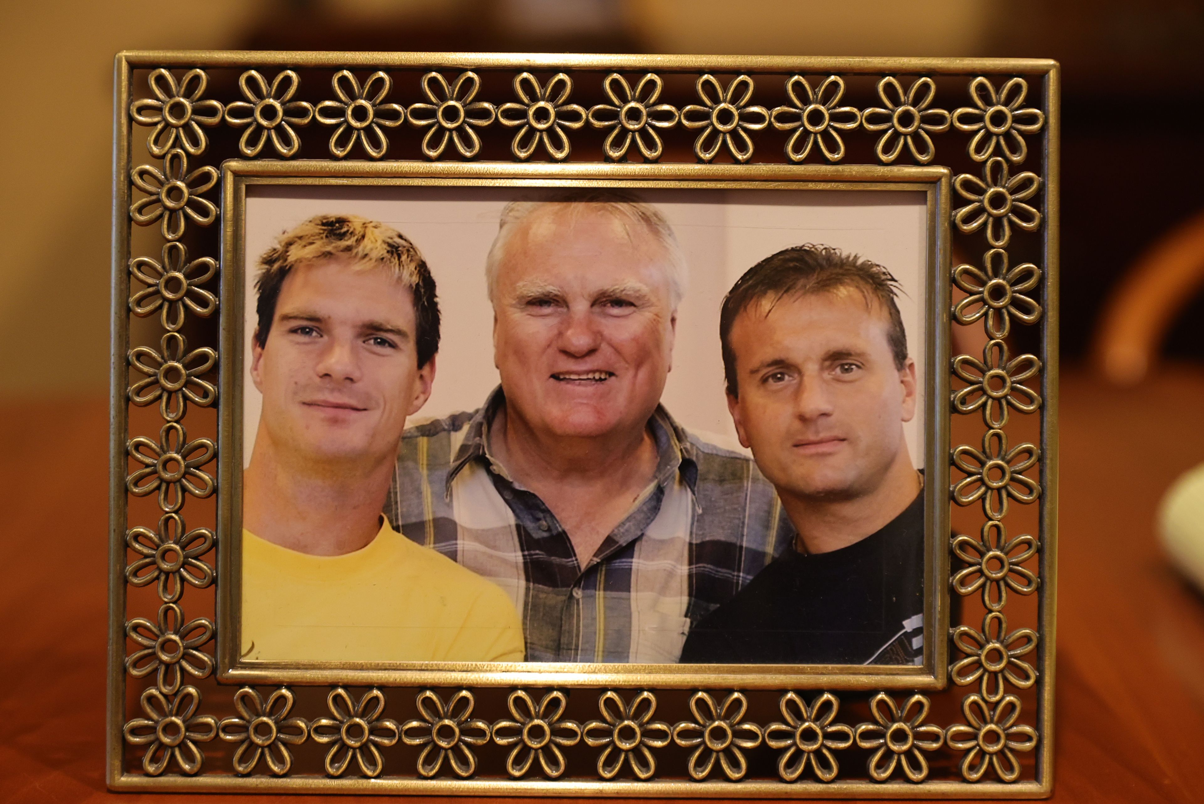Zsivotzky Gyula (középen) két fiával, Attilával (balra) és az ifjabbik Gyulával / Fotó: Czerkl Gábor