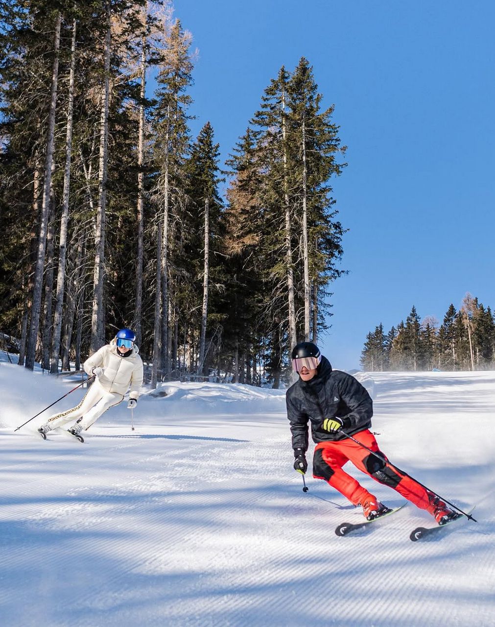 Az olasz teniszsztárnak (jobbra feketében) a zsigereiben van a síelés, korábban az amerikai olimpiai bajnok alpesi síző, Lindsey Vonn-nal is siklott párat   /Fotó: Instagram/janniksin