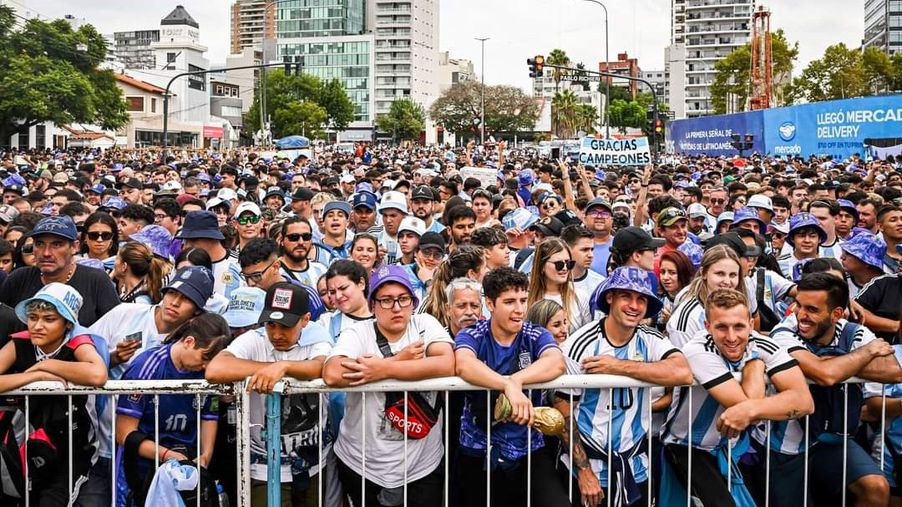 A szurkolók arra várnak, hogy bejuthassanak a stadionba, az Argentína-Panama mérkőzés előtt (Fotó: Twitter/fcbfn_live)