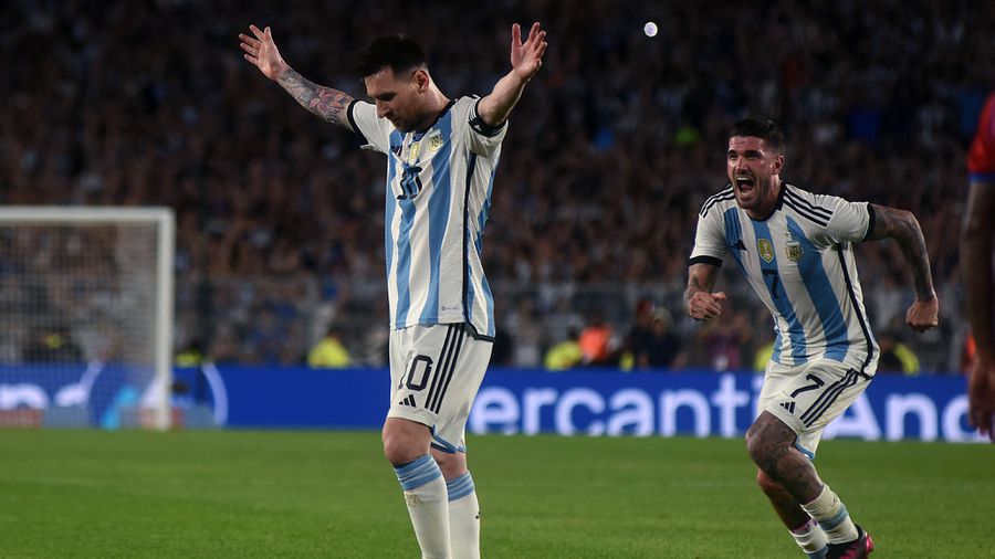 Pompás szabadrúgás: Messi megszerezte pályafutása 800. gólját – videóval
