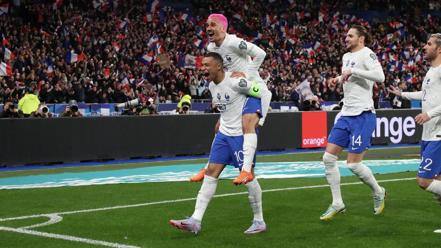 Antoine Griezmann és Kylian Mbappé az első félidőben szétzilálta a holland védelmet, Franciaország végül 4–0-ra nyert a csoportrangadón.
