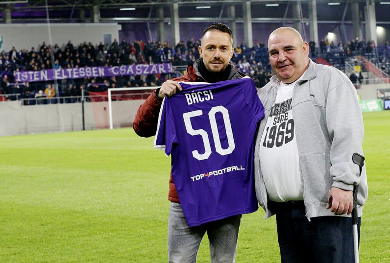 Bácsi Sándort korábban Kabát Péter köszöntötte az 50. születésnapján (Fotó: Újpest FC / Facebook)