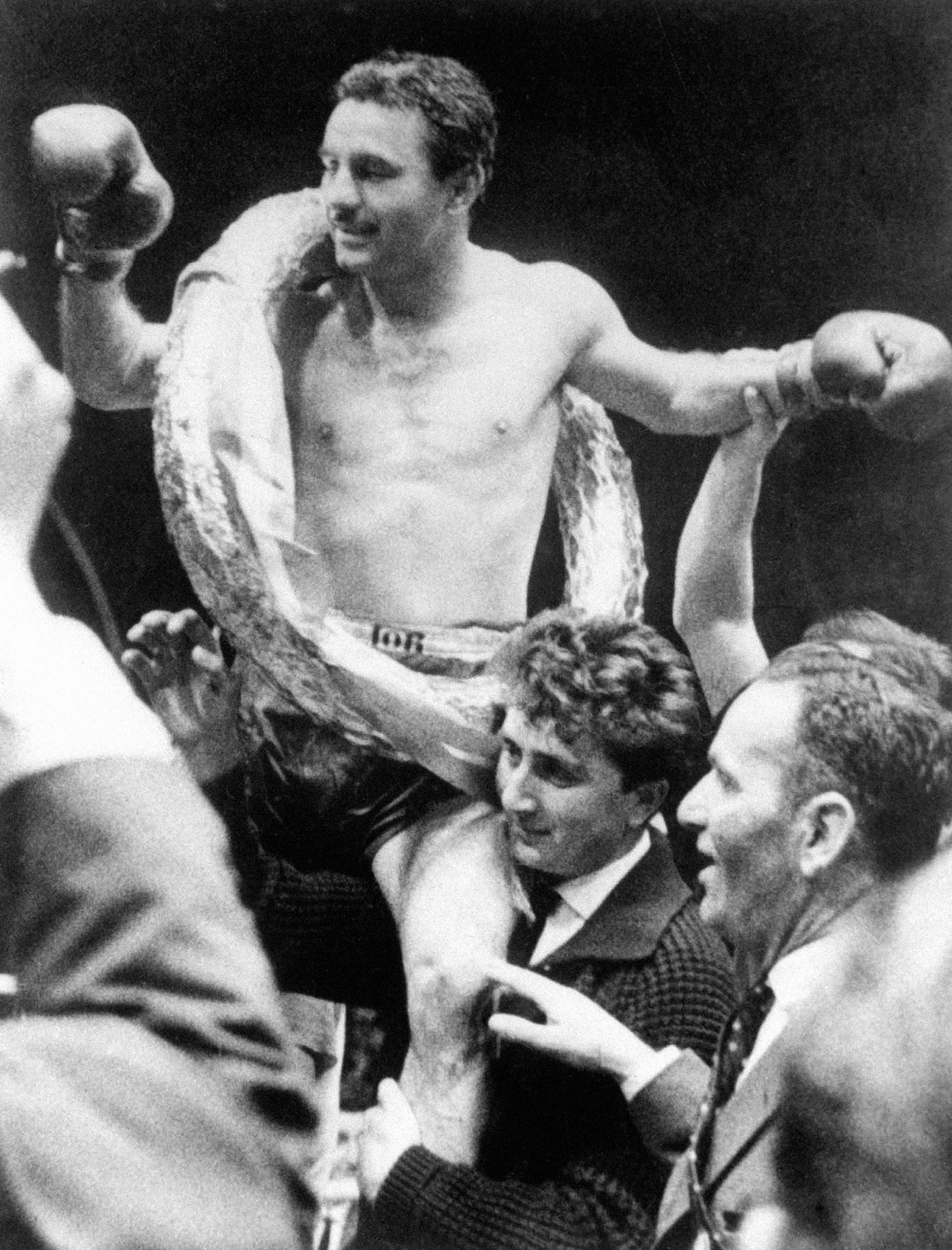 A bajuszos magyart a vállukra emelták bécsi rajongói, amikor Christensent legyőzve Európa-bajnok lett 1962. május 19-én (Fotó: MTI/OSZT)