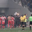 Elözönlötték a pályát a dühös szurkolók, valaki még a bírót is tökön rúgta – videóval