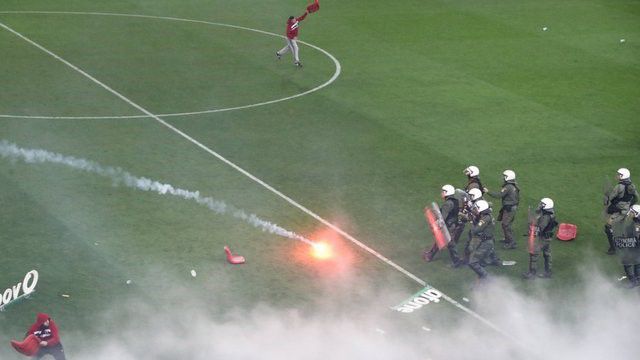 Könnygáz, sokkoló gránát és gumibotok: botrány az Olympiakosz–AEK rangadón – videókkal